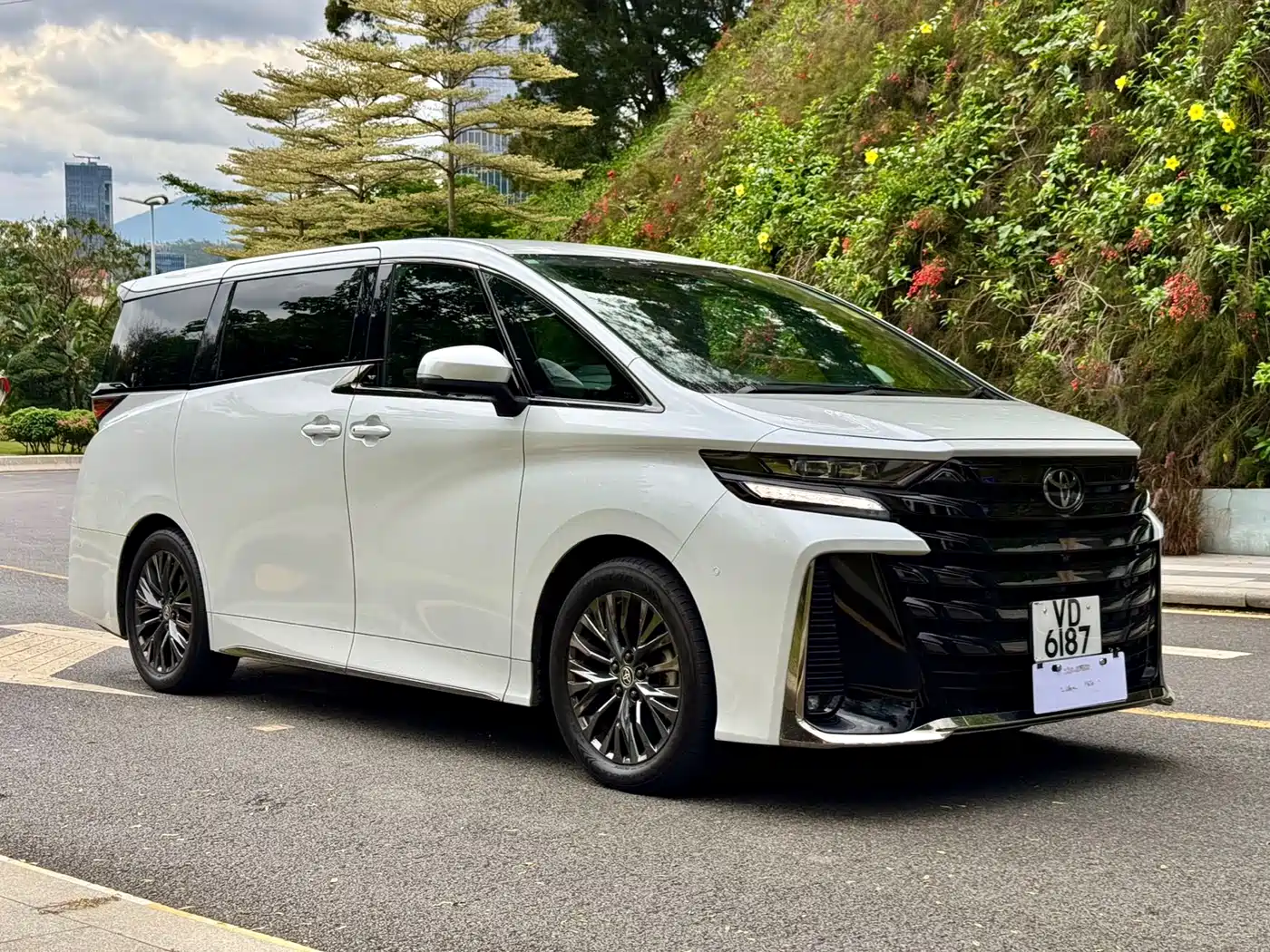 Toyota Vellfire 2023 Crown Hybrid 2.5L HV Luxury фото 3