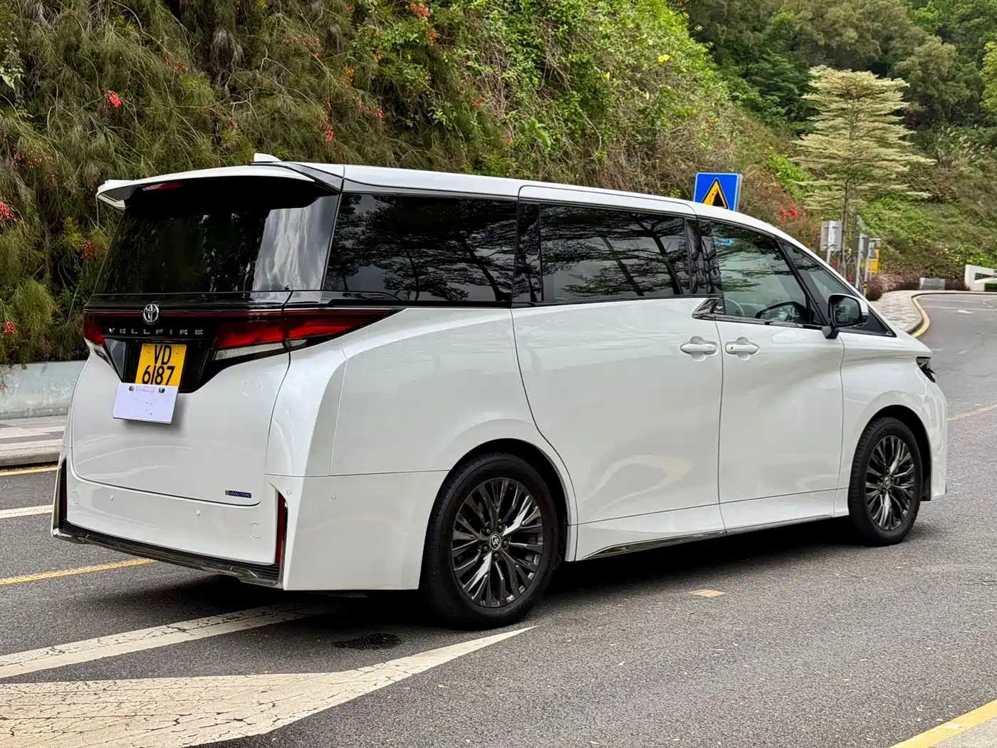 Toyota Vellfire 2023 Crown Hybrid 2.5L HV Luxury фото 18