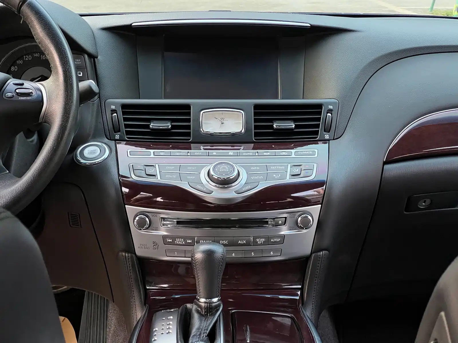 Photo 15 - Infiniti Q70