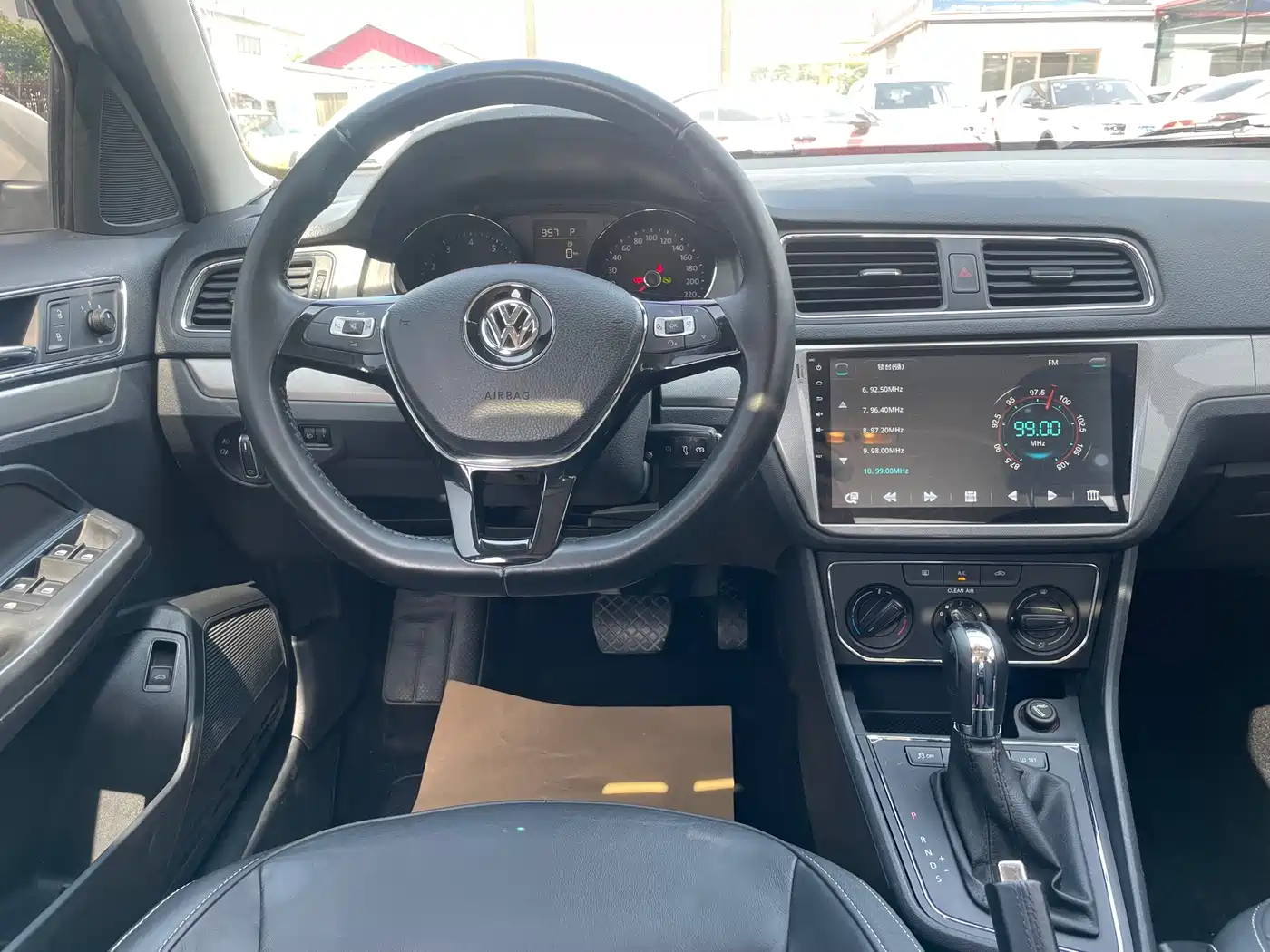Volkswagen Lavida 2015 1.6L Automatic Comfort Edition фото 7
