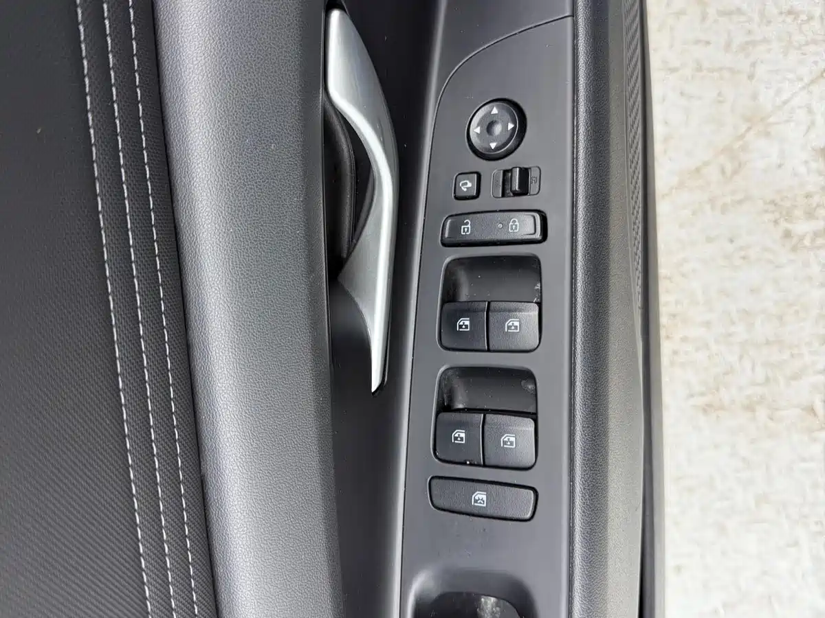 Hyundai Elantra 2022 1.5L CVT LUX Premium Edition фото 14