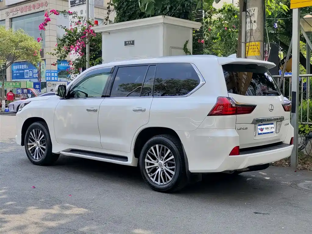 Lexus LX 2016 570 Dynamic Luxury Edition фото 4