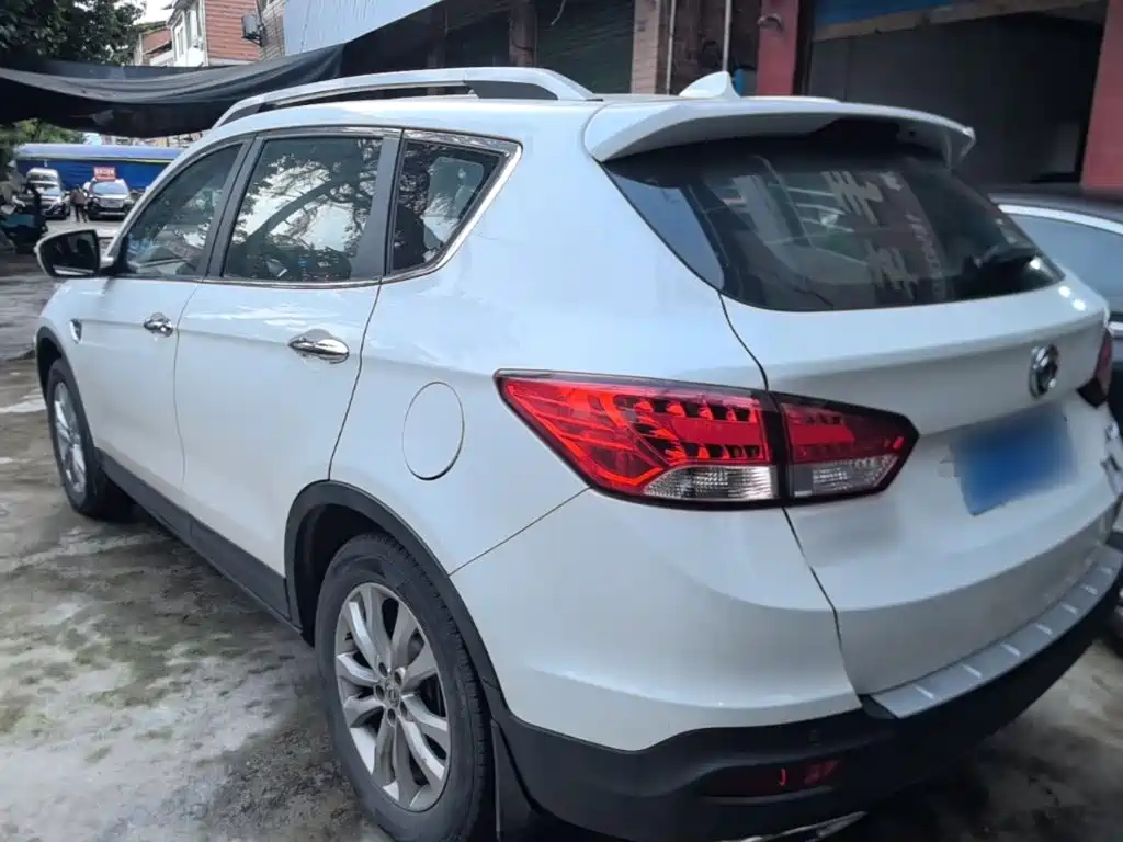 Dongfeng Aeolus Dongfeng Fengshen AX7 2015 2015 2.3L Automatic Premium