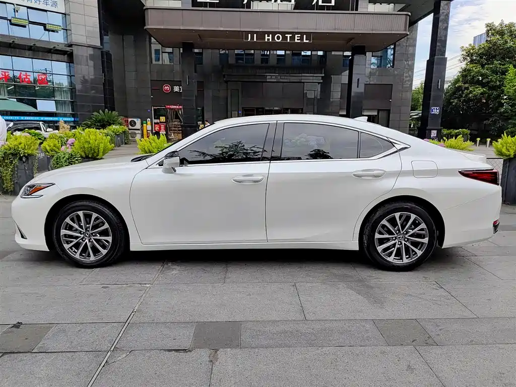 Lexus ES 2021 200 Luxury Edition фото 3