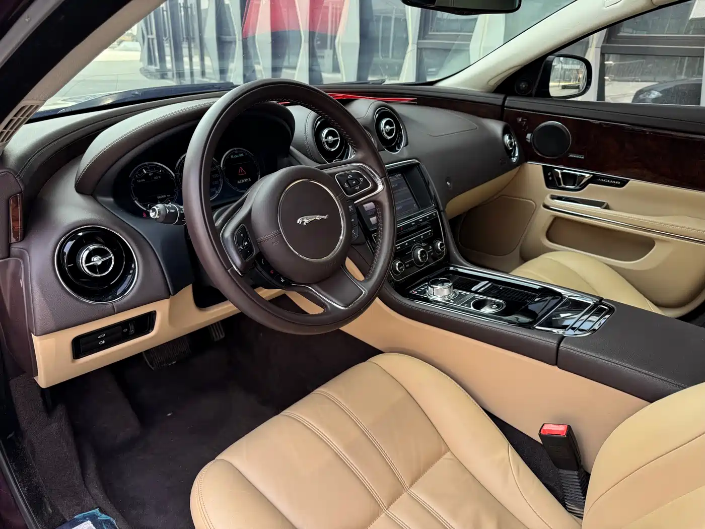 Фото 9 - Jaguar XJ