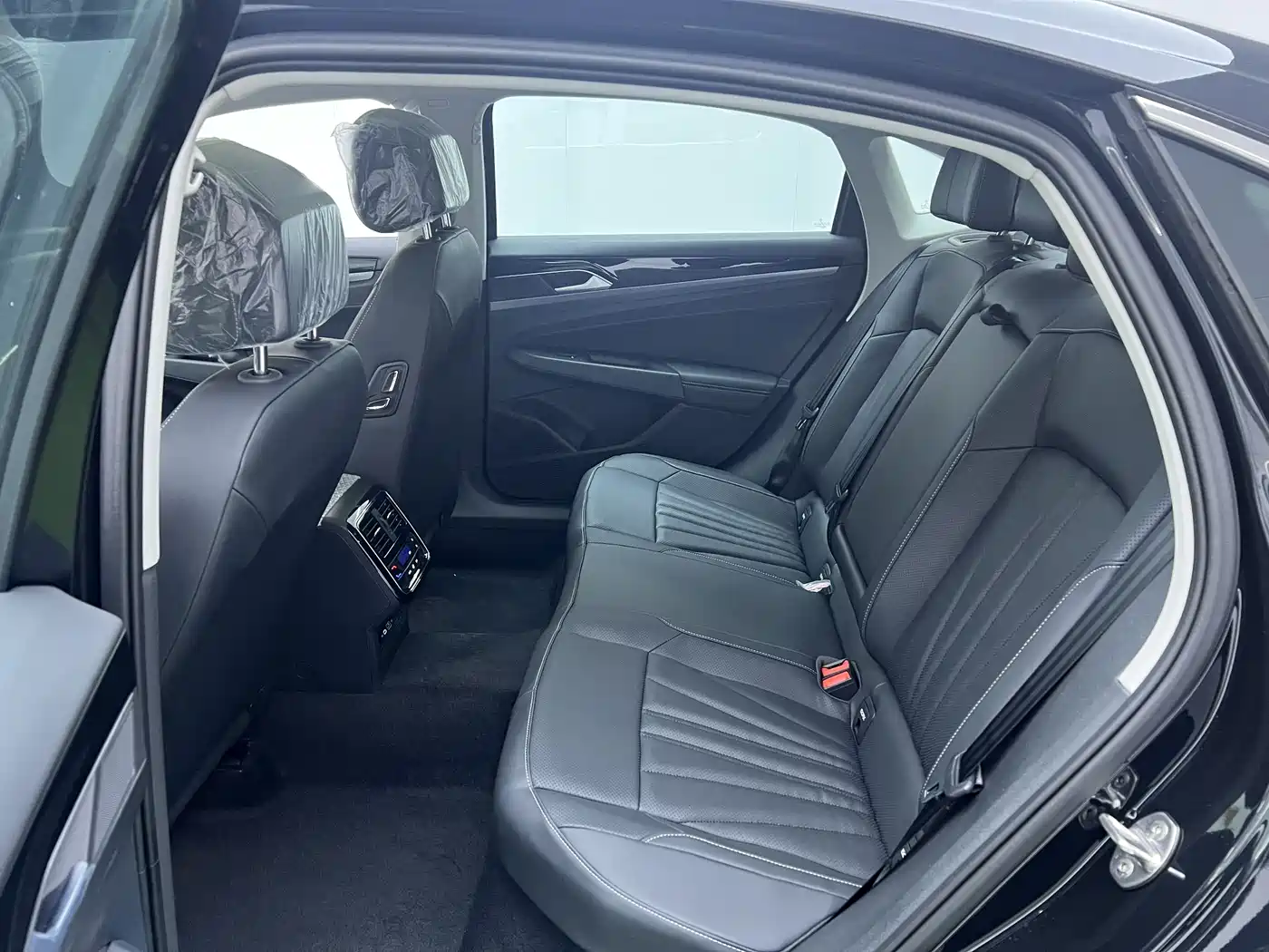 Volkswagen Passat 2026 Outstanding Edition 330TSI Elite Version фото 21