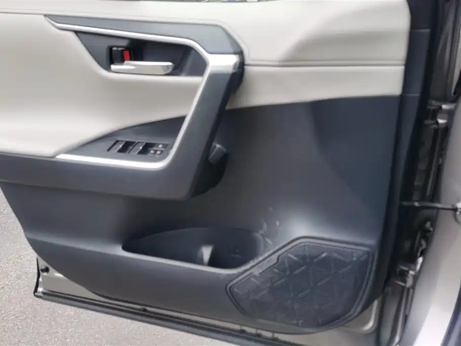 Toyota RAV4 Rongfang 2020 Hybrid 2.5L E-CVT AWD Flagship Edition фото 7