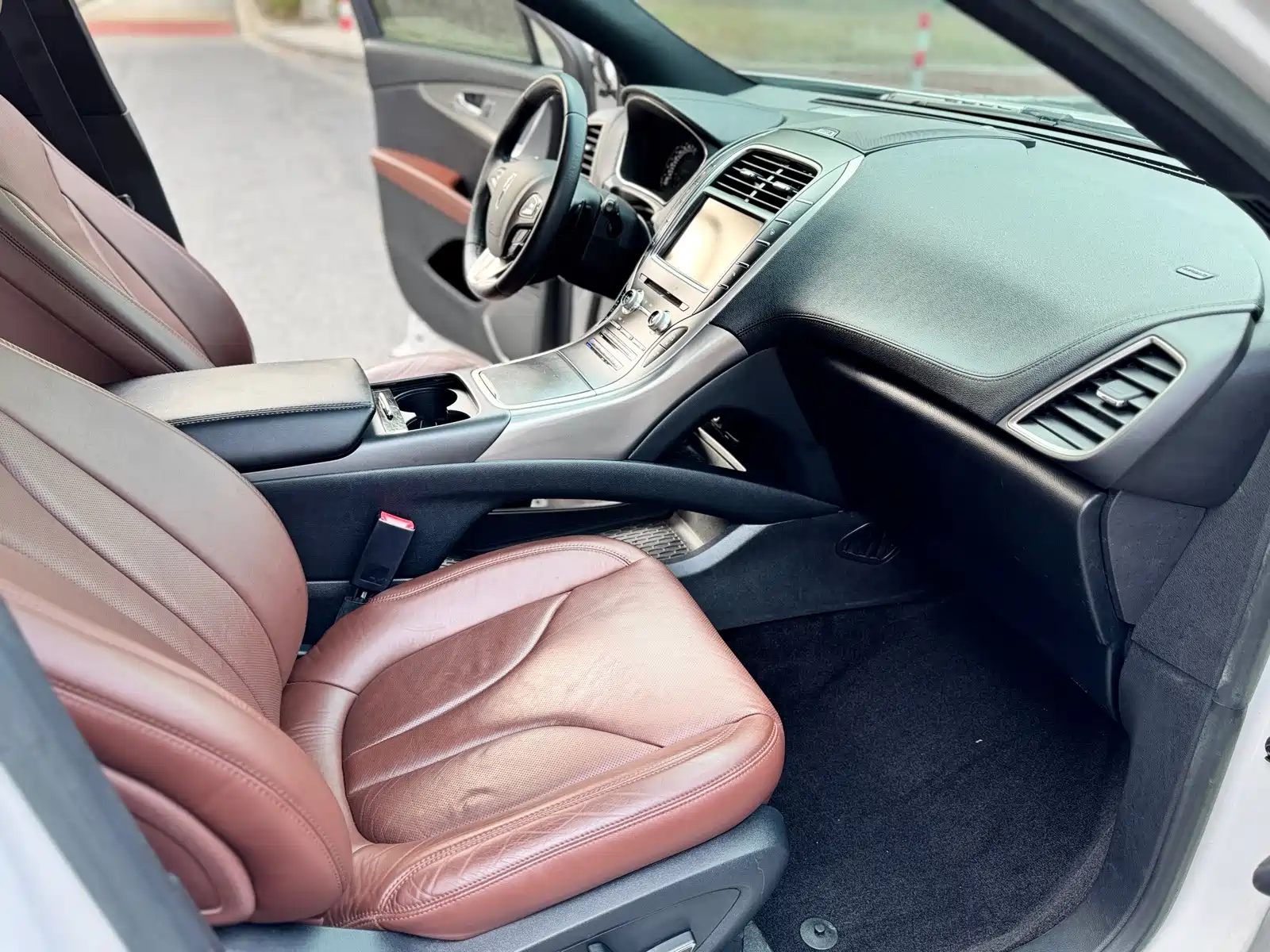 Photo 10 - Lincoln MKX