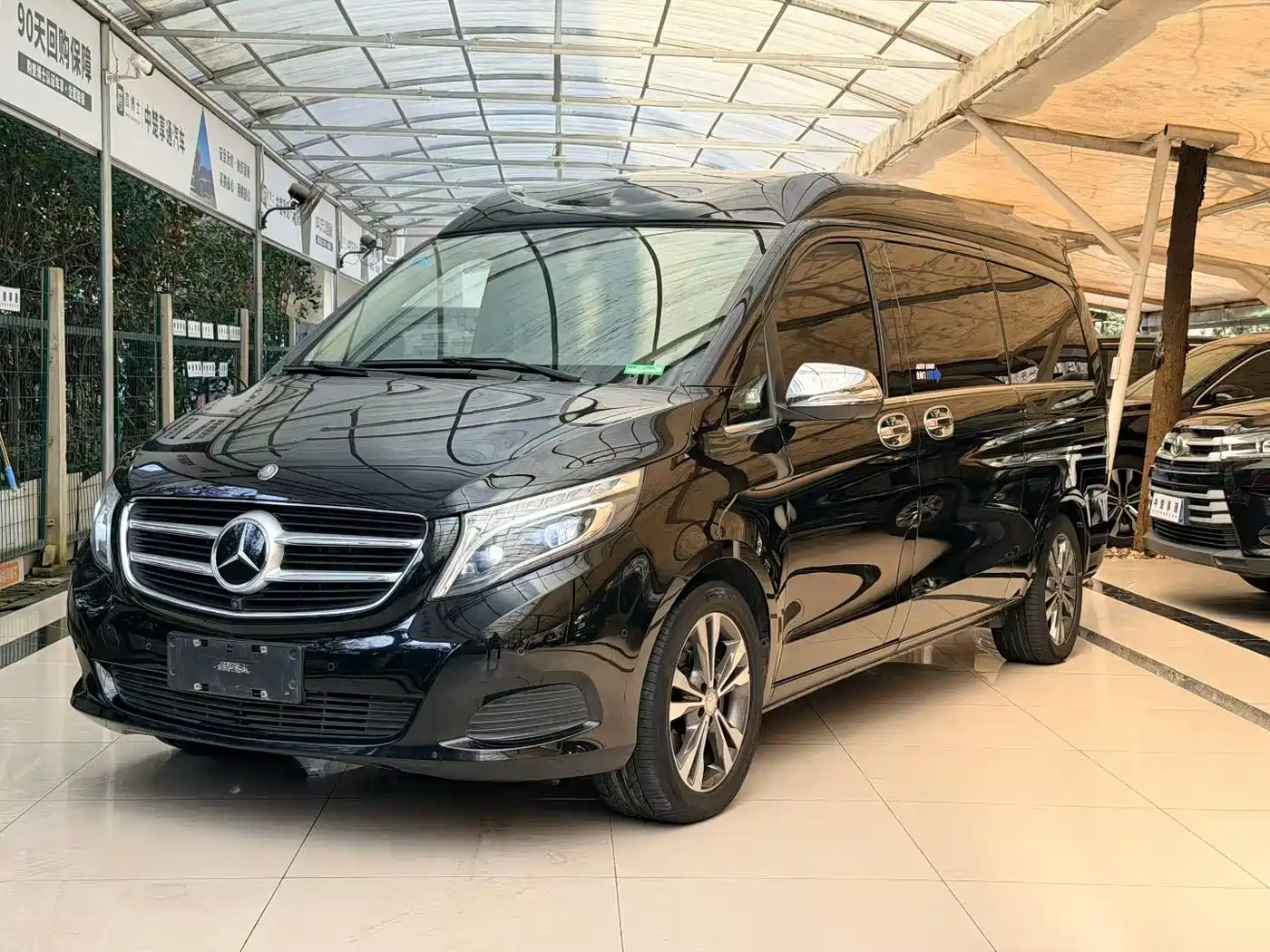Mercedes-Benz V-Class 2017 Model V 260 L Premium Extended Edition фото 10