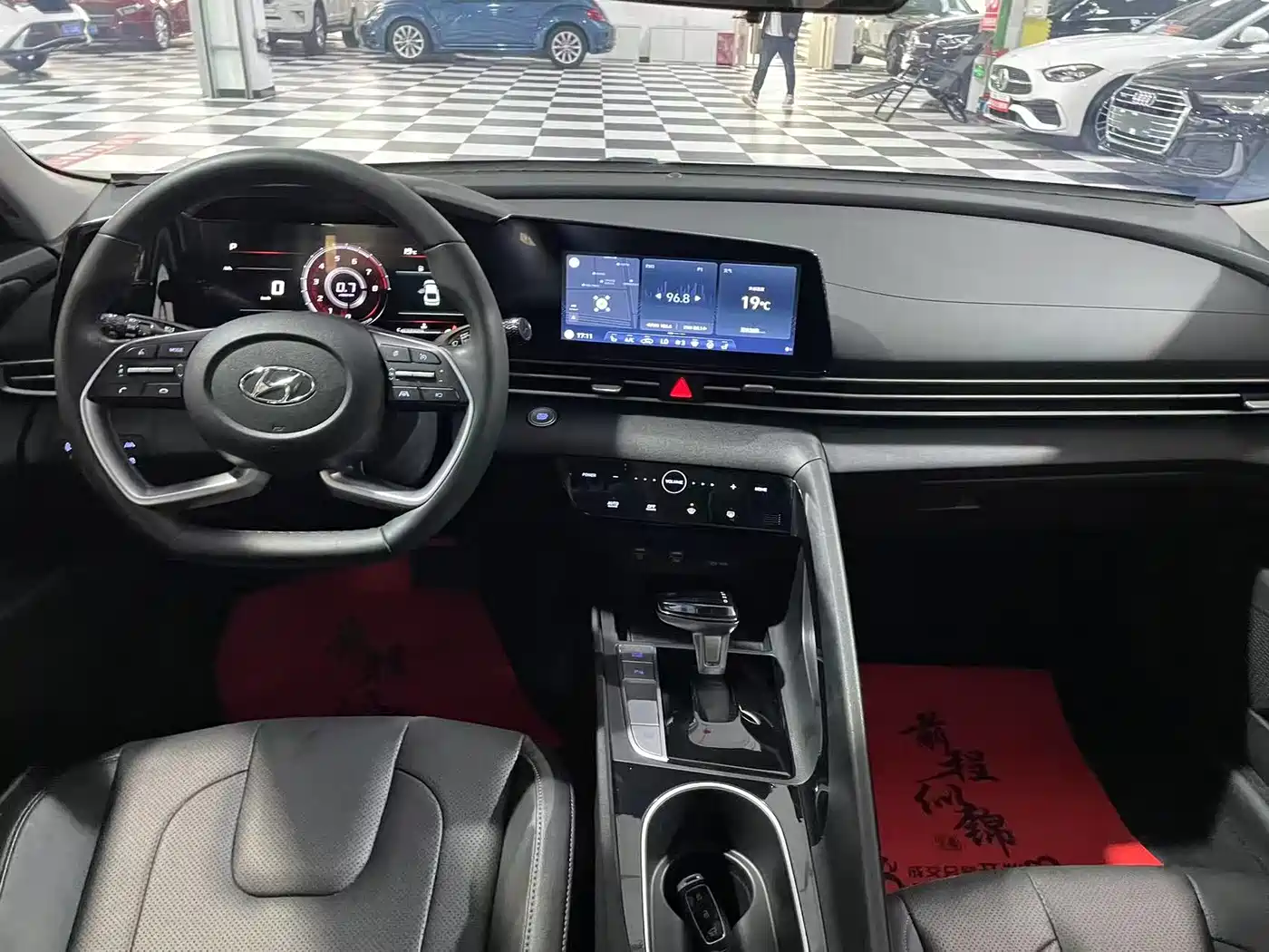 Hyundai Elantra 2022 1.5L CVT LUX Premium Edition фото 15