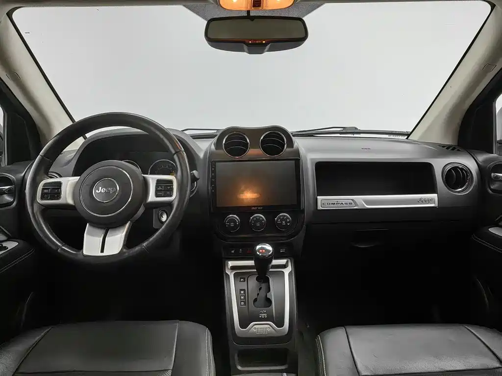Photo 5 - Jeep Compass (Import)