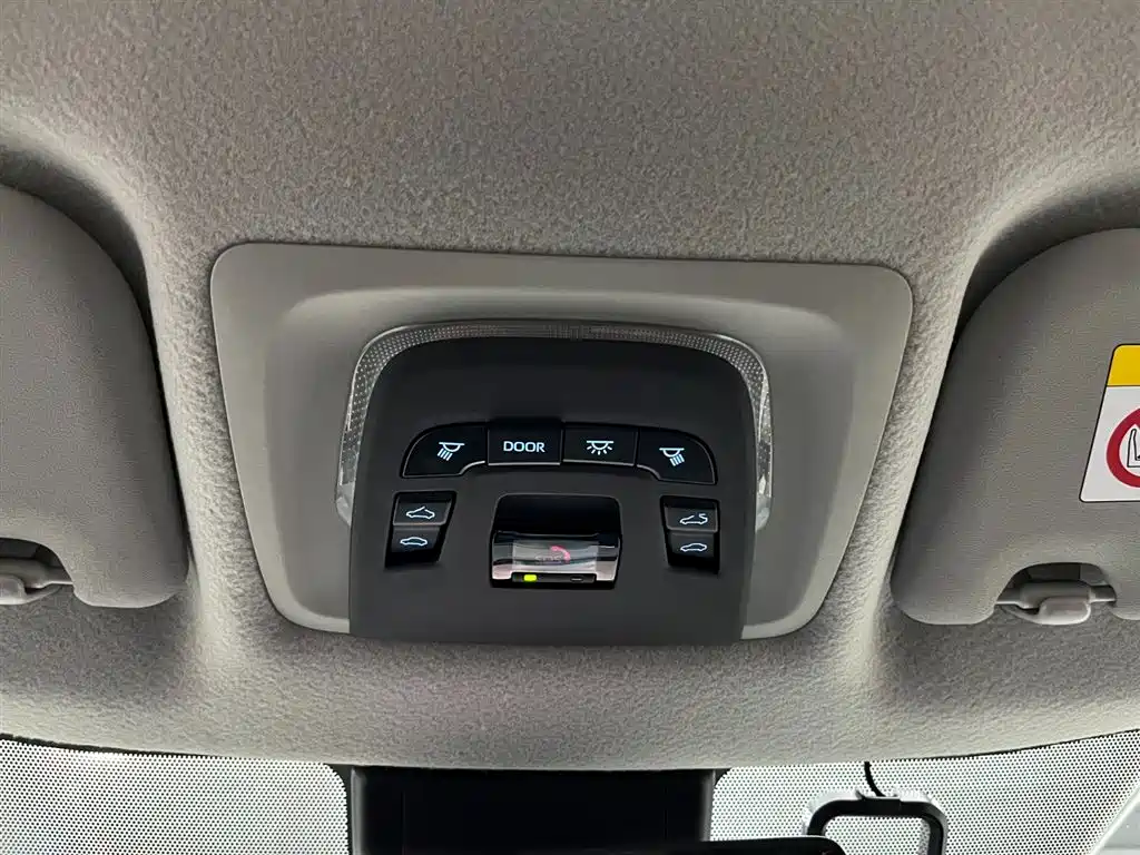 Toyota Frontlander 2022 2.0L CVT Luxury PLUS Edition фото 8