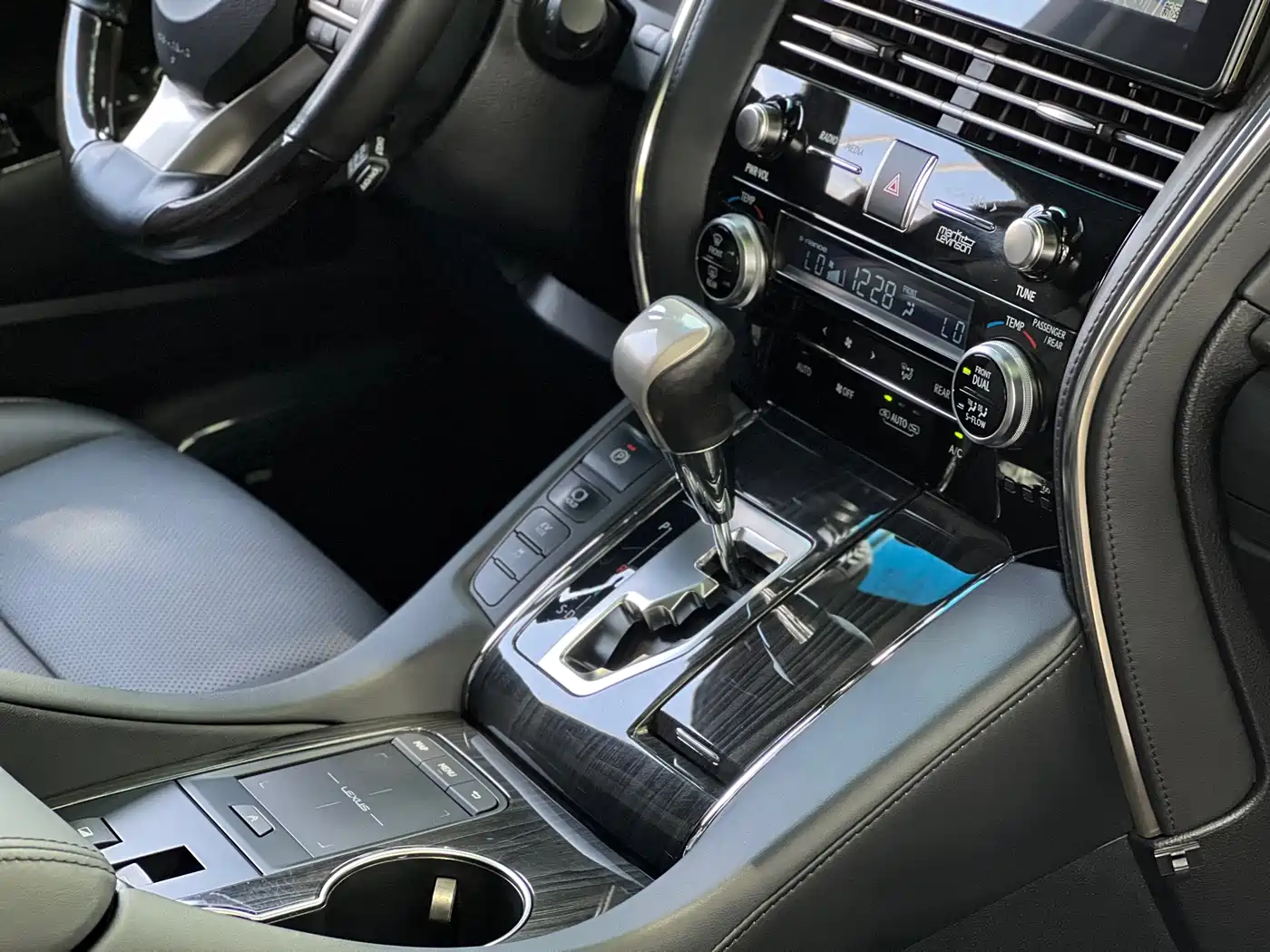 Lexus LM 2020 2020 300h 4-Seat Imperial Edition