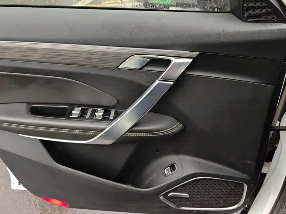 Photo 7 - Geely Atlas