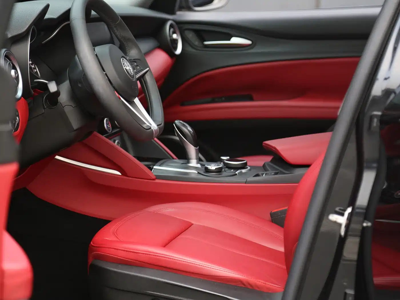 Alfa Romeo Stelvio 2019 2017 2.0T 200HP Luxury Edition