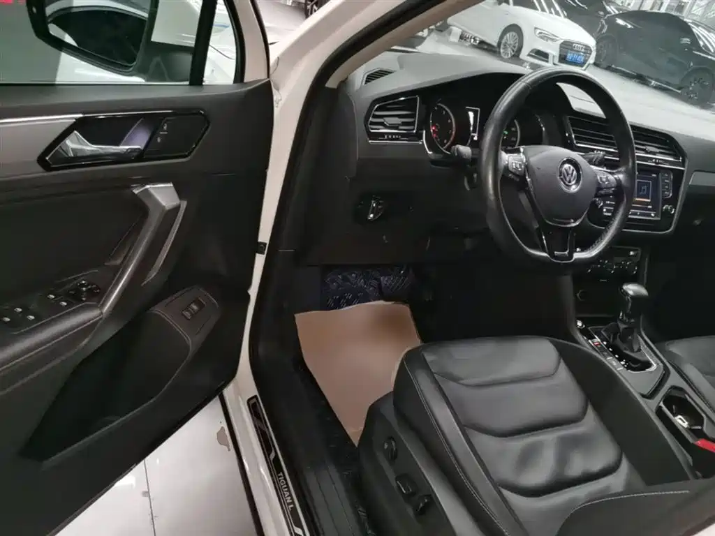 Volkswagen Tiguan L 2018 380TSI Automatic AWD Luxury Edition фото 16