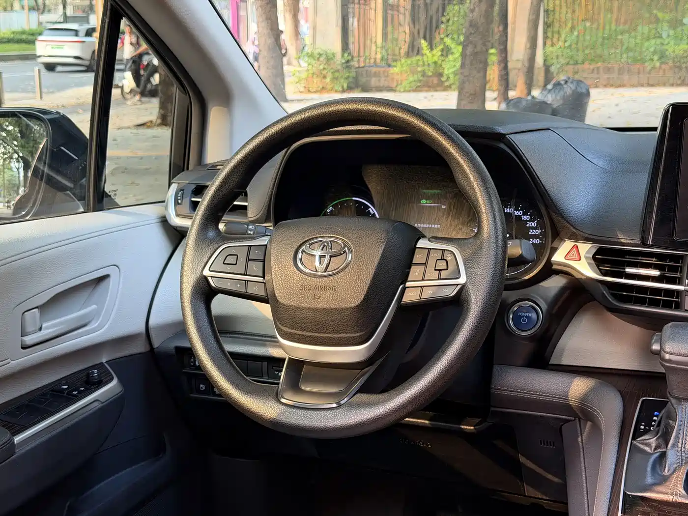 Toyota Granvia 2024 2.5L Hybrid Luxury фото 11
