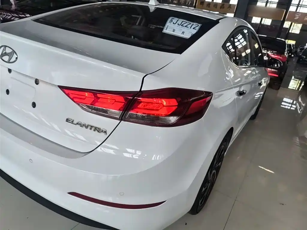 Hyundai Elantra 2019 1.5L CVT Smart Elite фото 8