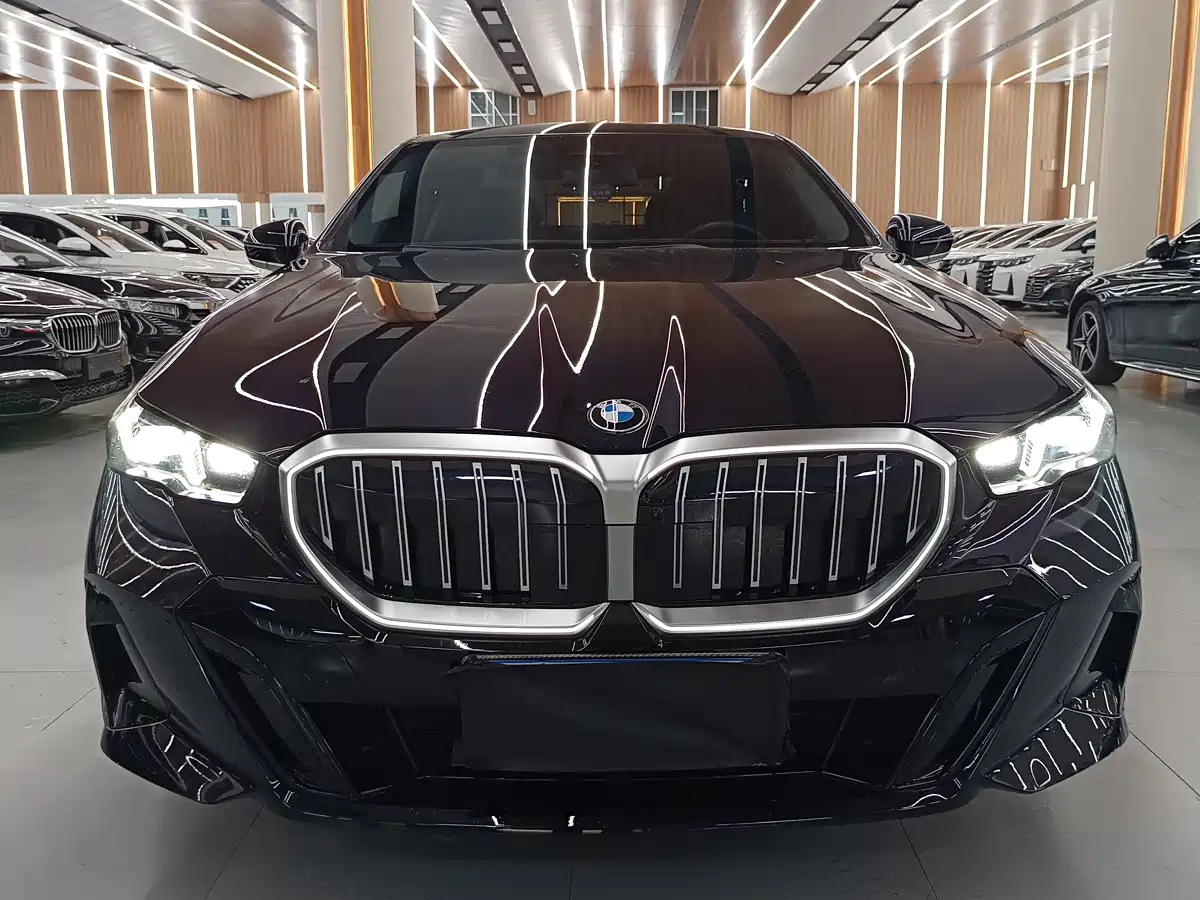 Photo 2 - BMW 5 Series