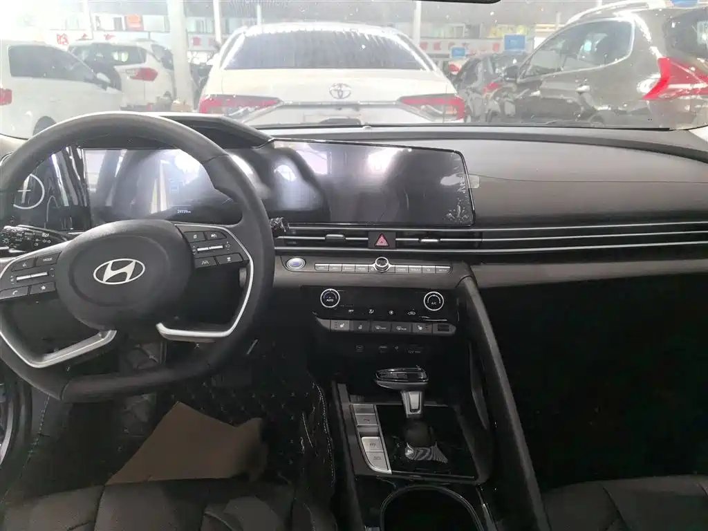Hyundai Elantra 2023 Model 1.5L CVT LUX Premium Edition фото 6