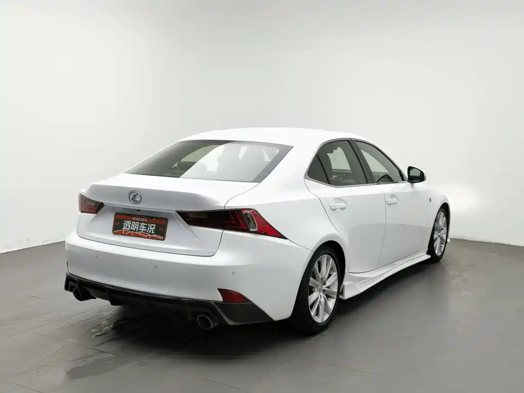 Фото 2 - Lexus IS