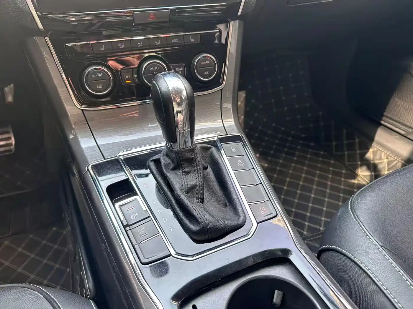 Volkswagen Passat 2016 330TSI DSG Honor Edition фото 12