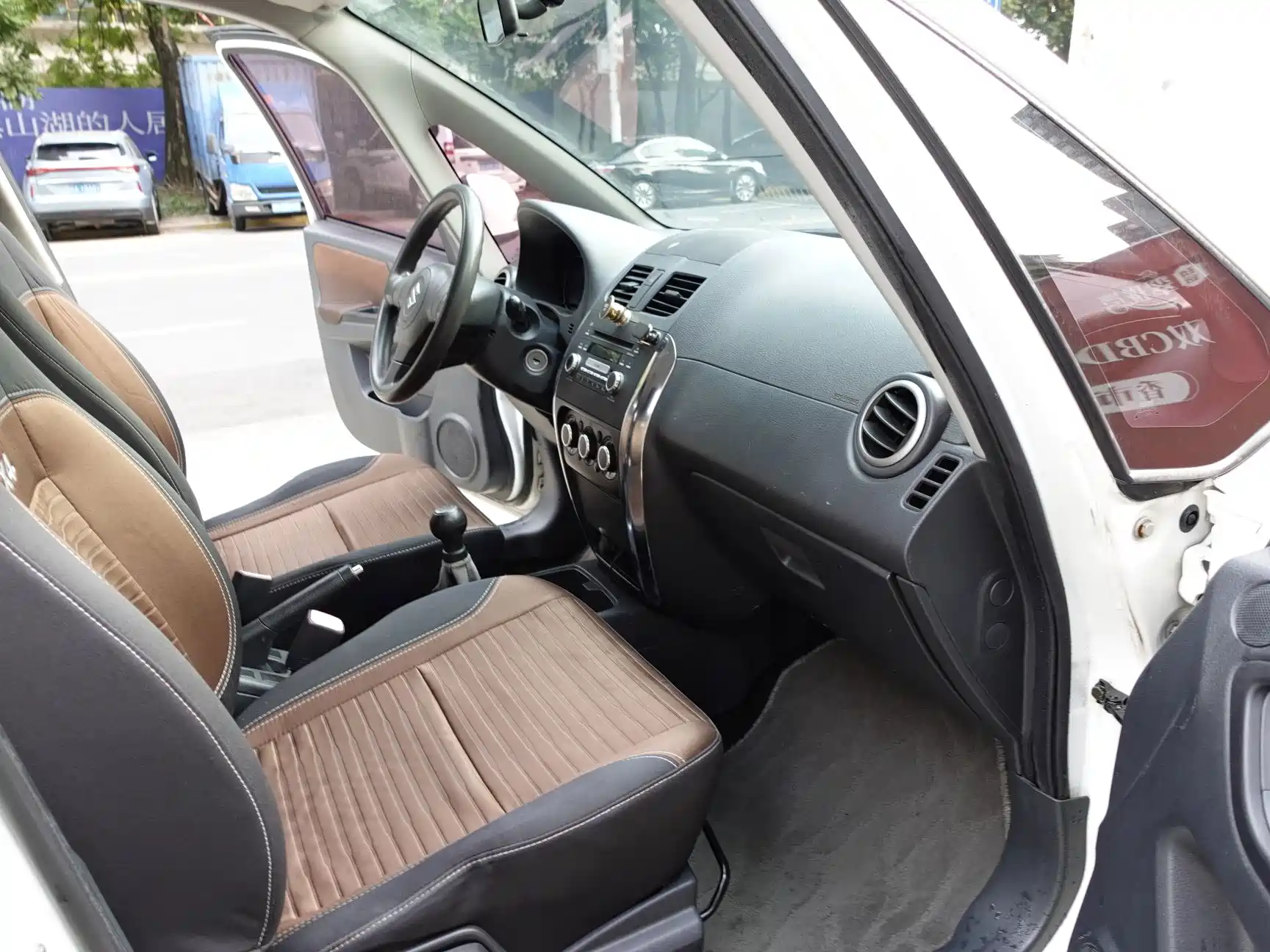 Photo 9 - Suzuki SX4