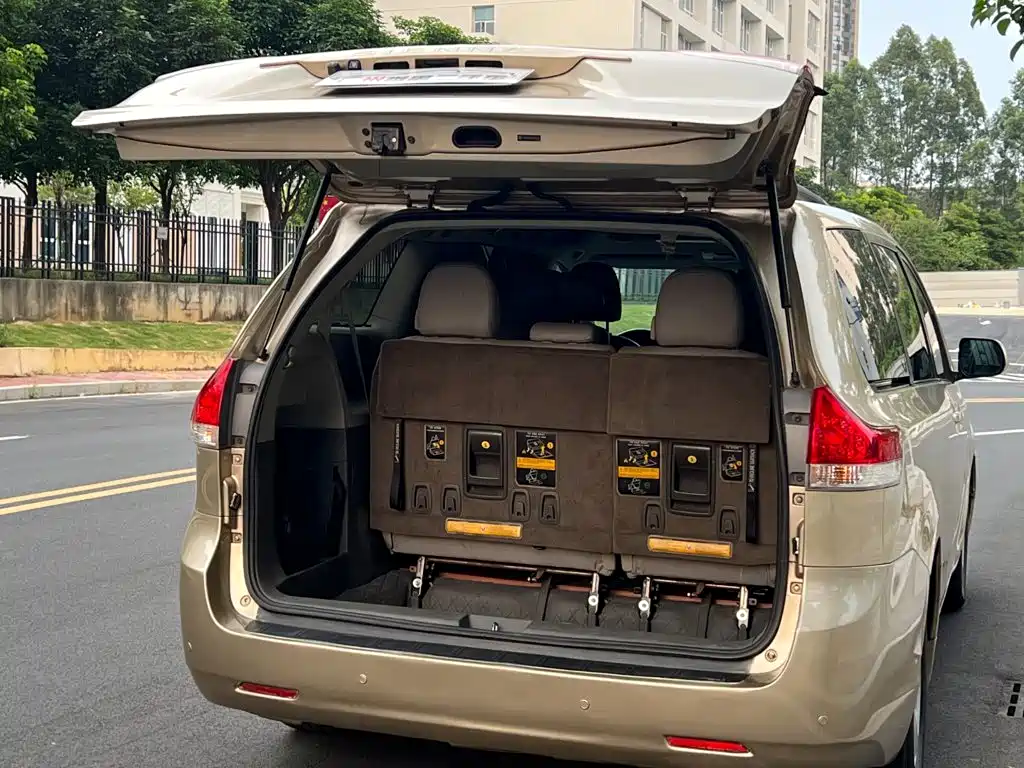 Фото 27 - Toyota Sienna