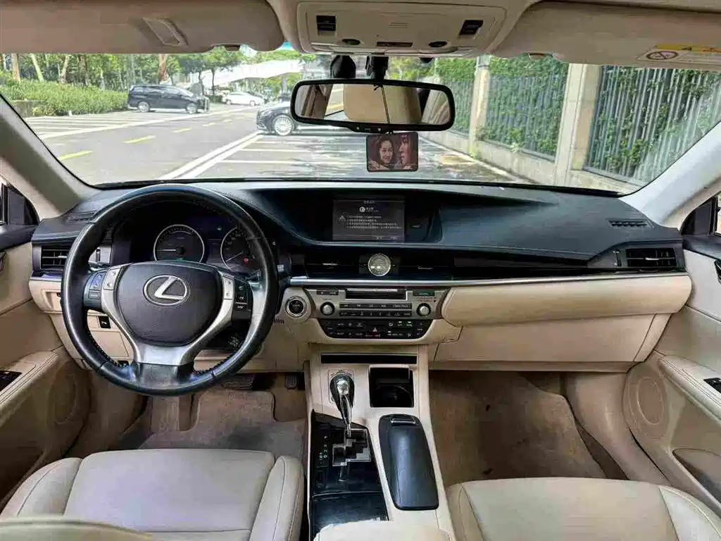 Фото 7 - Lexus ES
