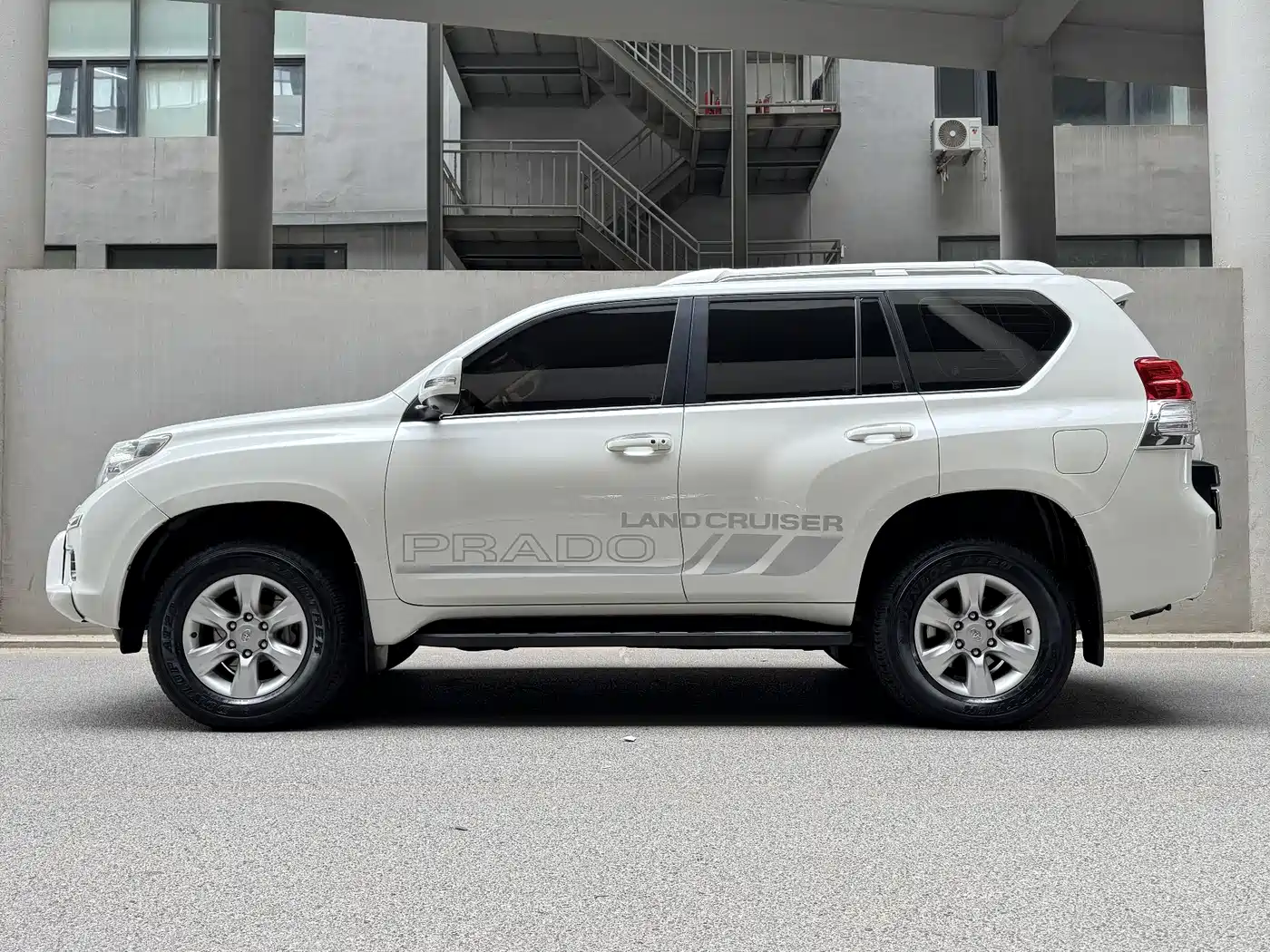 Toyota Prado (Import) фото 3