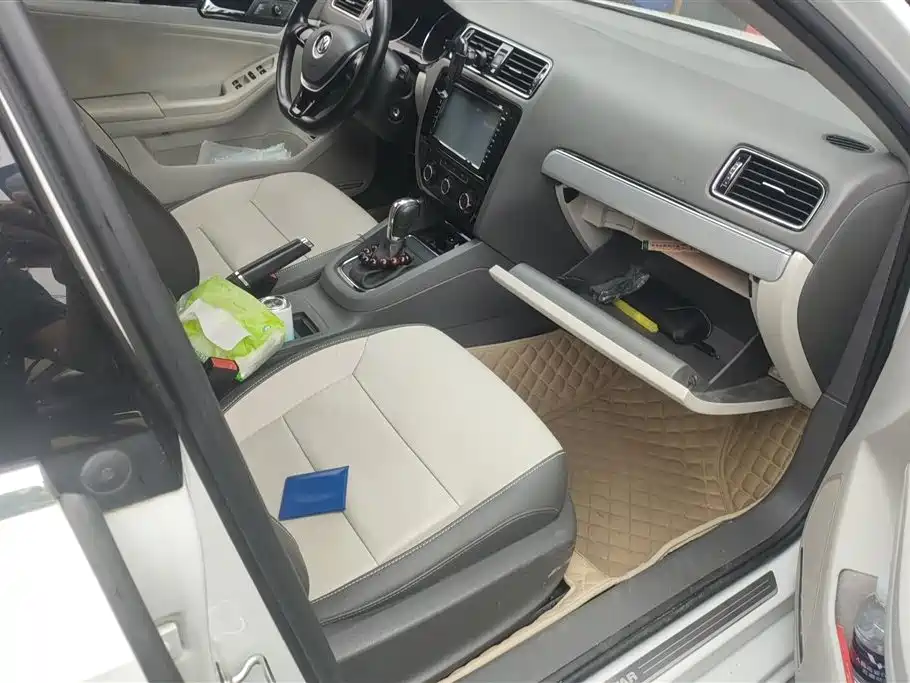 Volkswagen Sagitar 2015 1.6L Automatic Comfort фото 8
