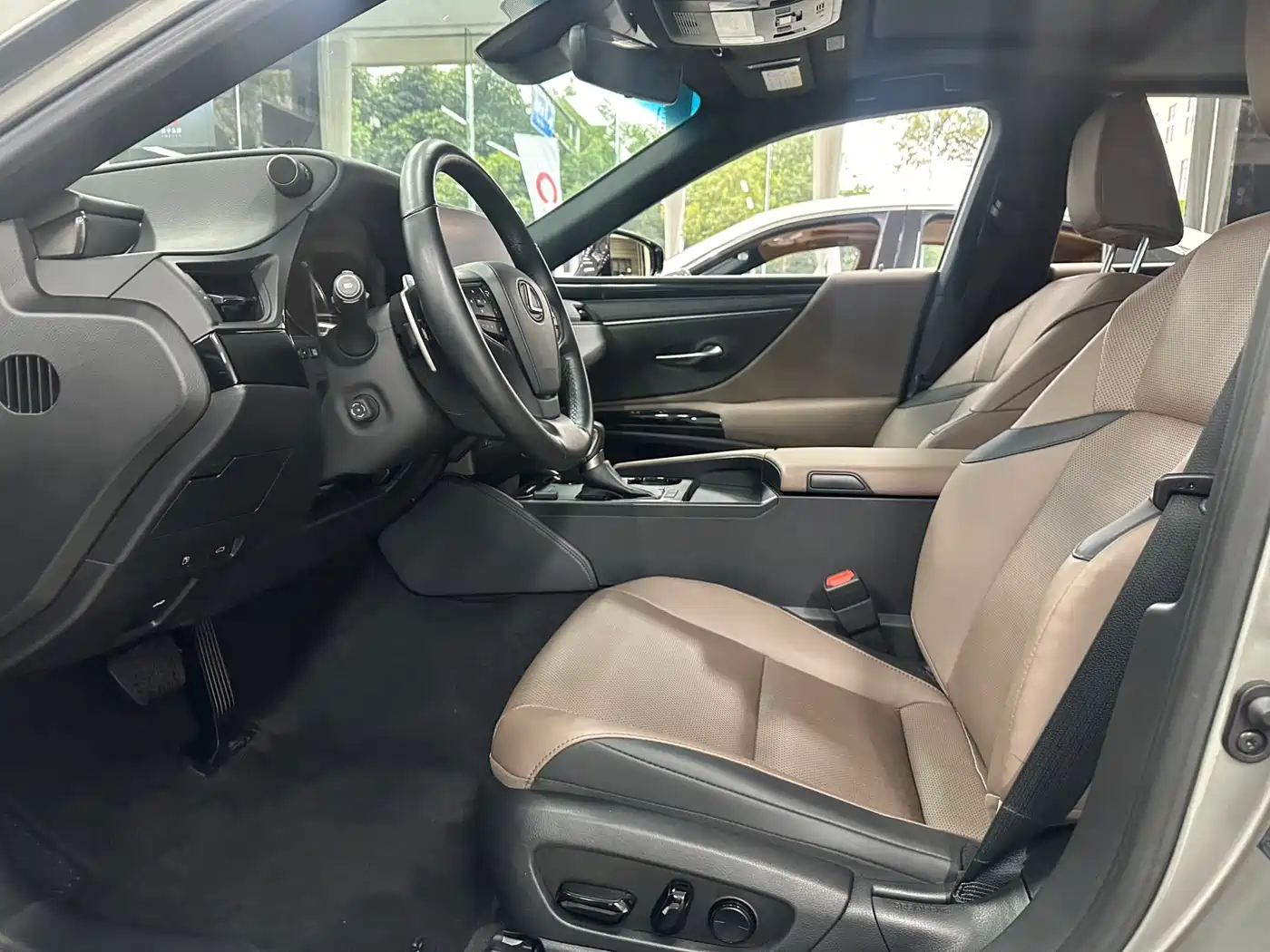 Lexus ES 2022 200 Excellence Edition фото 10