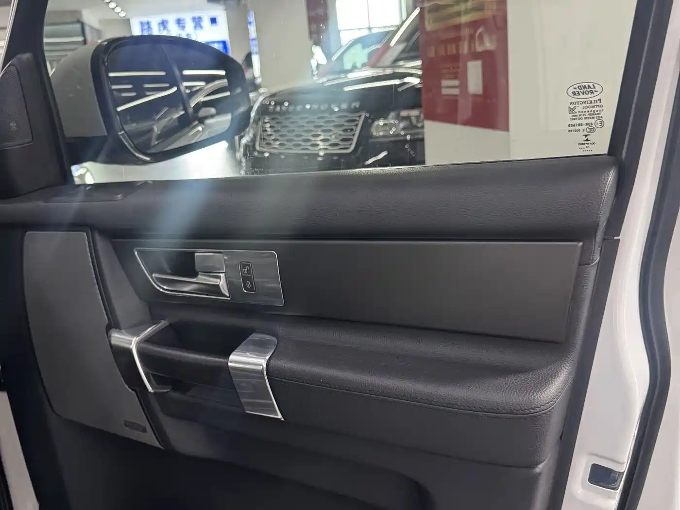 Land Rover Discovery 2015 3.0 SC V6 HSE фото 19
