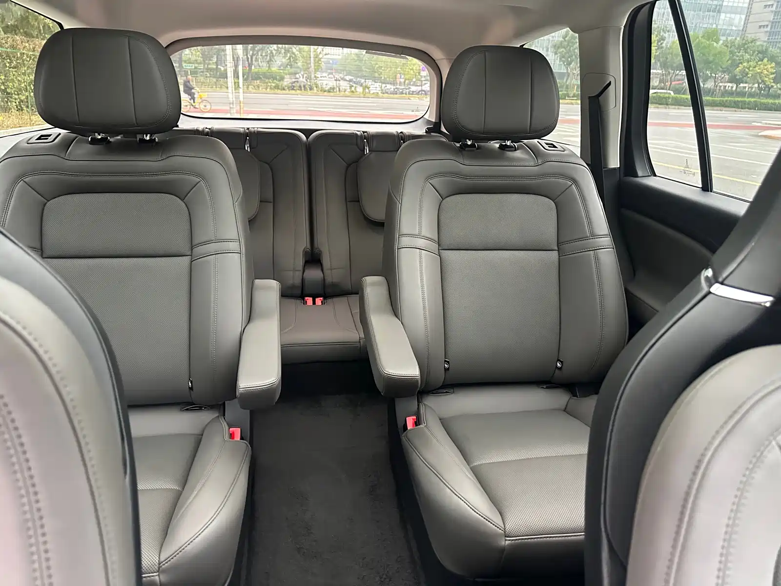 Photo 18 - Lincoln Aviator
