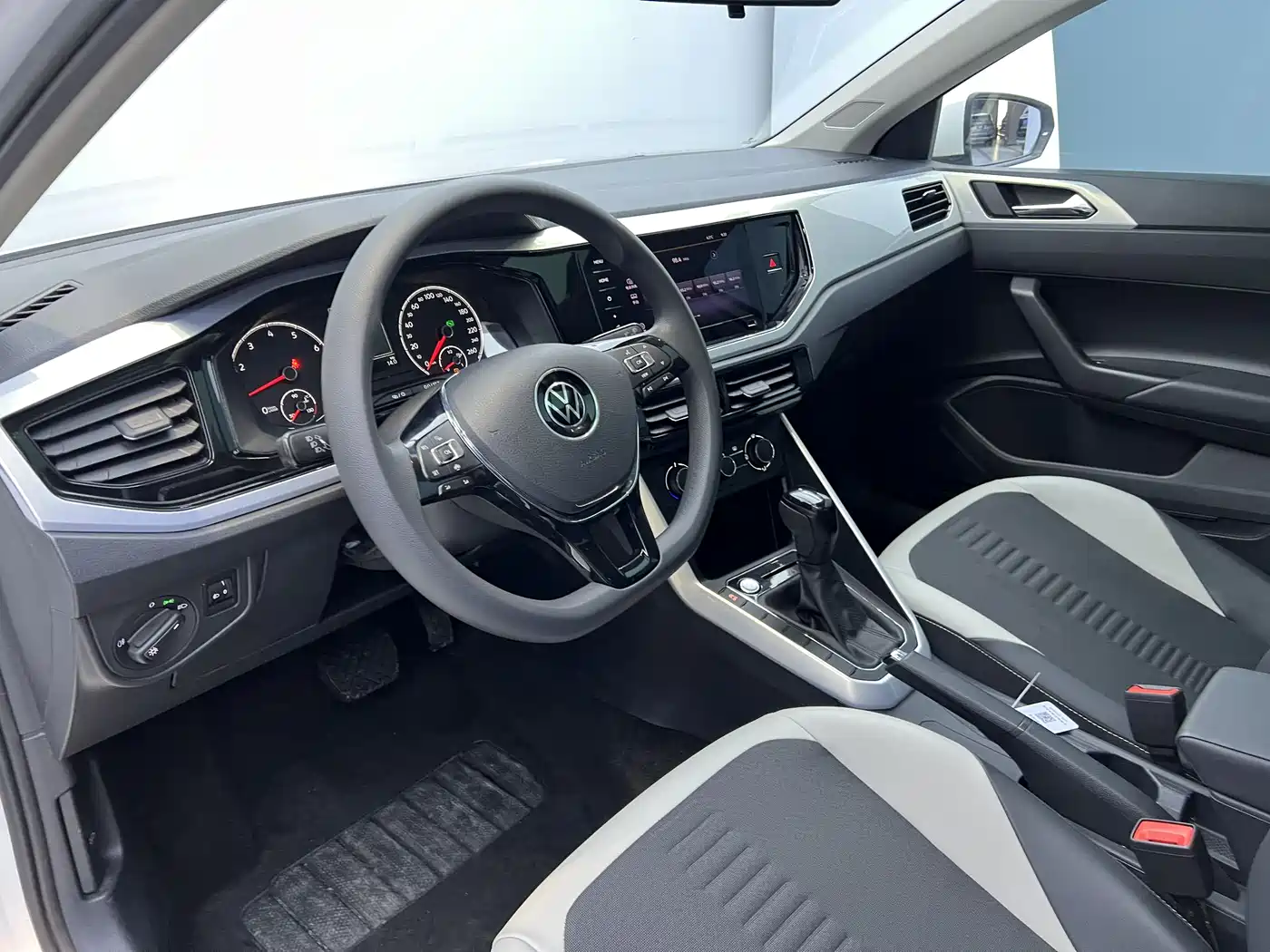 Volkswagen Polo 2021 Plus 1.5L Automatic Colorful Tech Edition фото 2