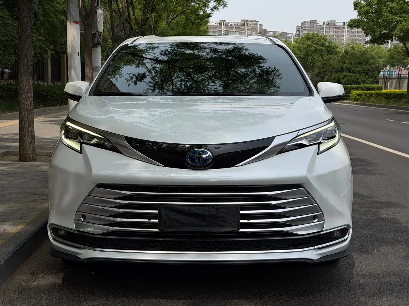 Toyota Sienna 2021 2.5L Hybrid Platinum Edition фото 2