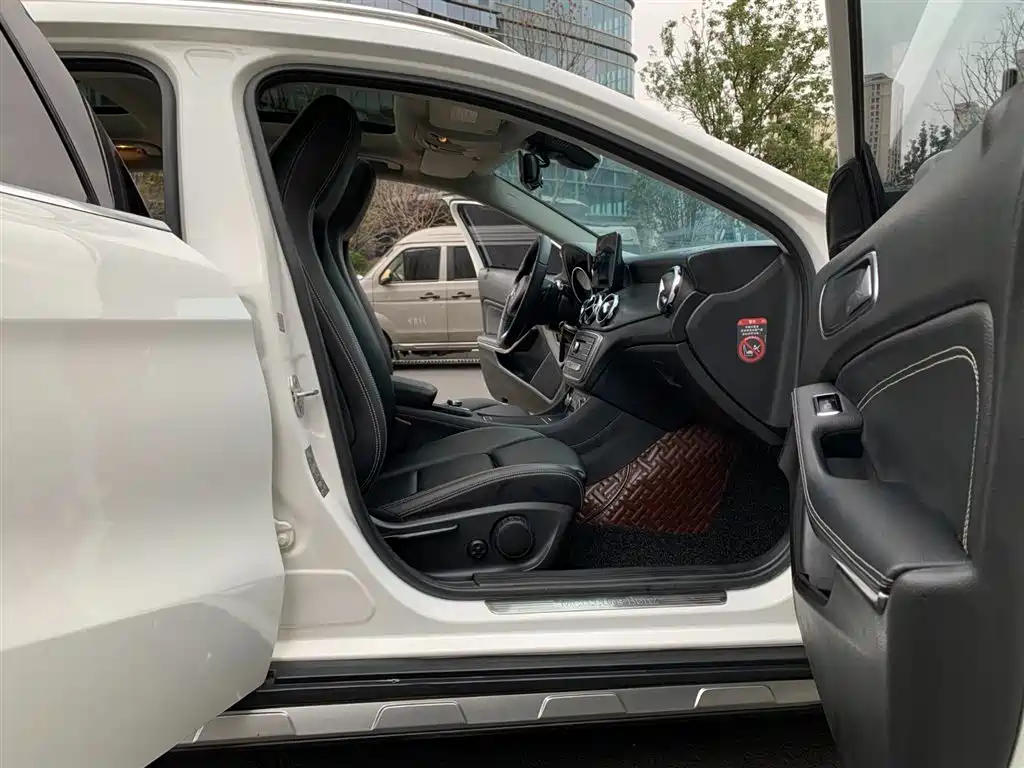 Mercedes-Benz GLA 2018 GLA 200 Dynamic фото 13