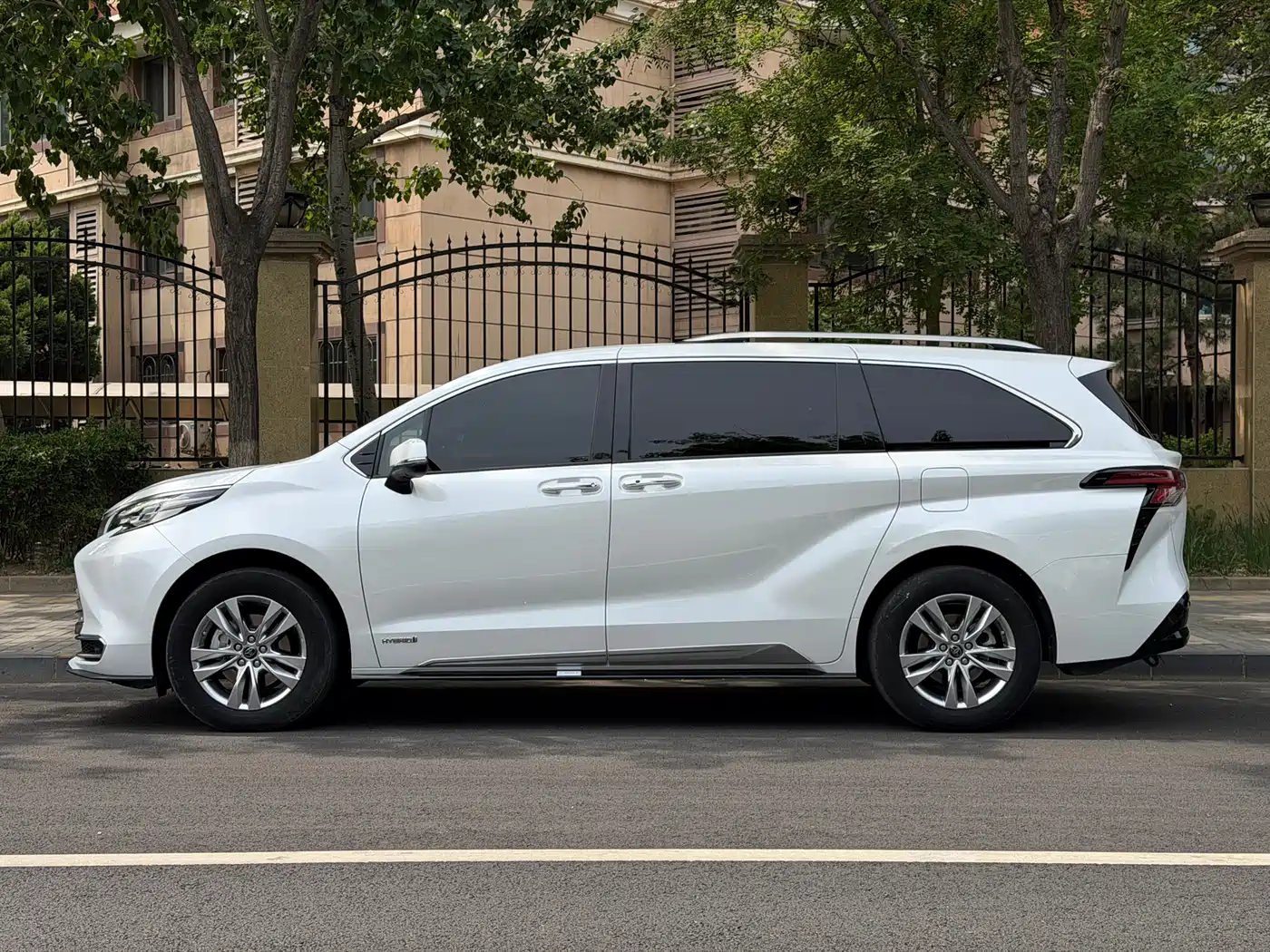Toyota Sienna 2021 2.5L Hybrid Platinum Edition фото 3