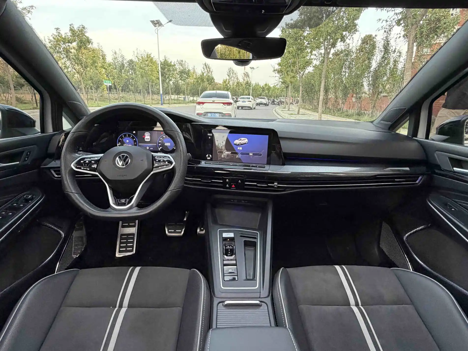 Photo 8 - Volkswagen Golf