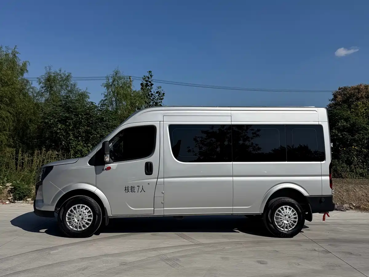 Dongfeng Yufeng Yufeng 2025 2023 V9+ 2.0T Manual FWD Multi-purpose Medium Wheelbase Medium Roof 7/8/9 Seater