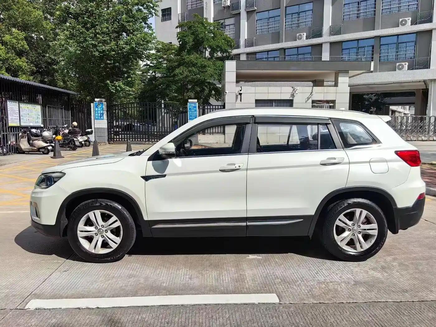 Фото 16 - Changan CS75