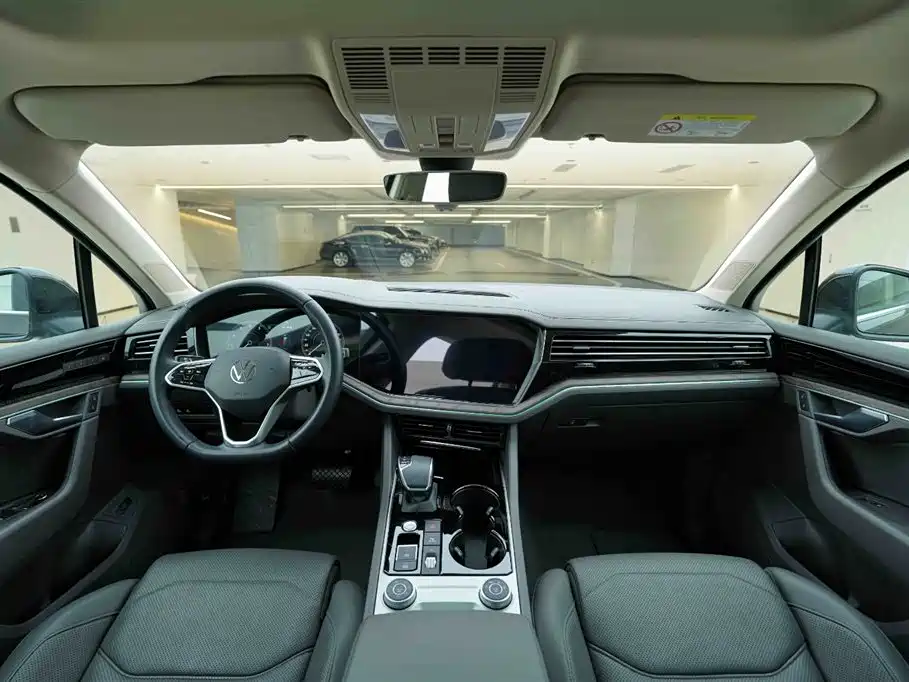 Volkswagen Touareg 2021 3.0TSI R-Line Classic Sport Package фото 11