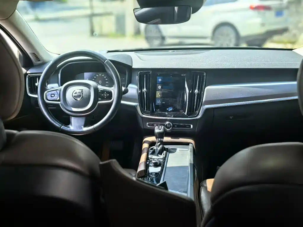 Фото 4 - Volvo S90