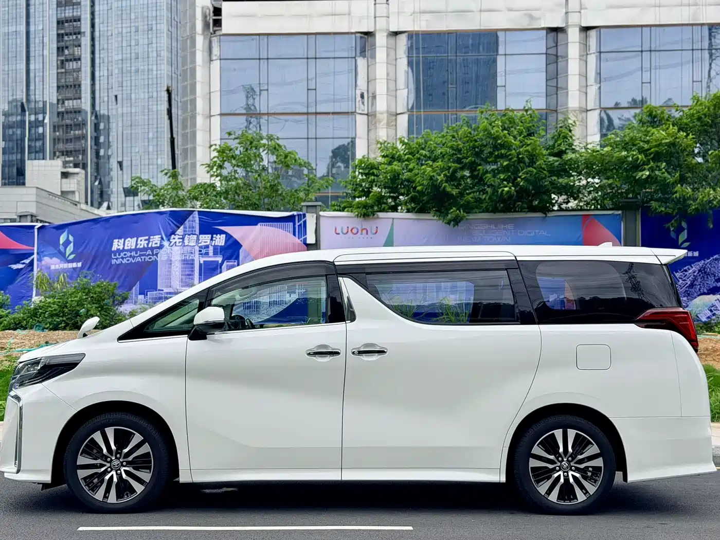 Toyota Alphard 2018 Facelift 3.5L Luxury Edition фото 8
