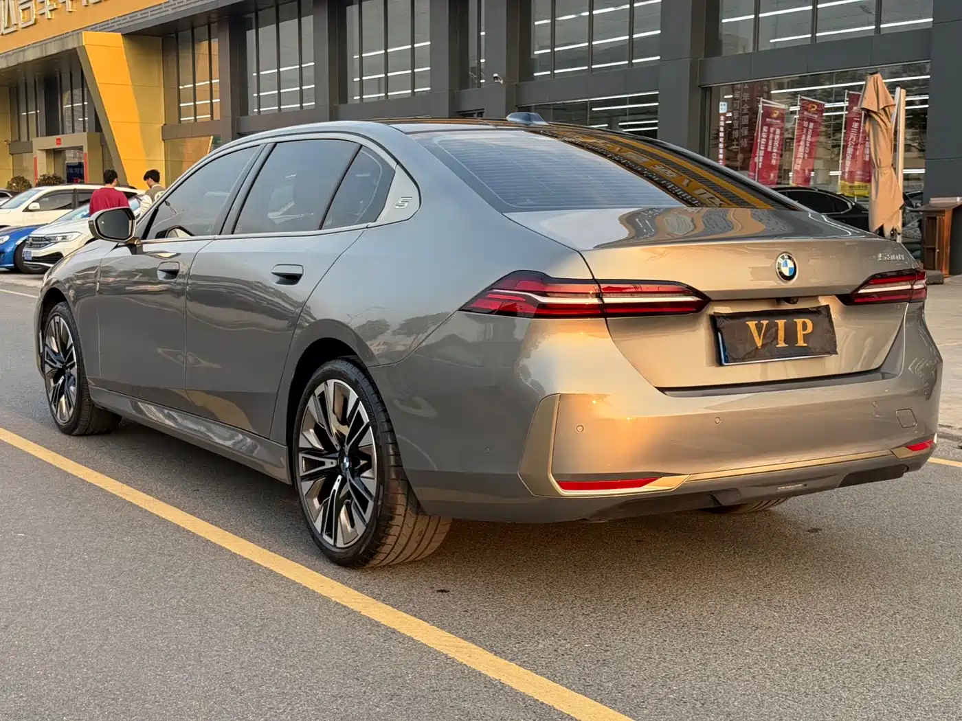 BMW 5 Series 2025 530Li Premium Luxury Package фото 7