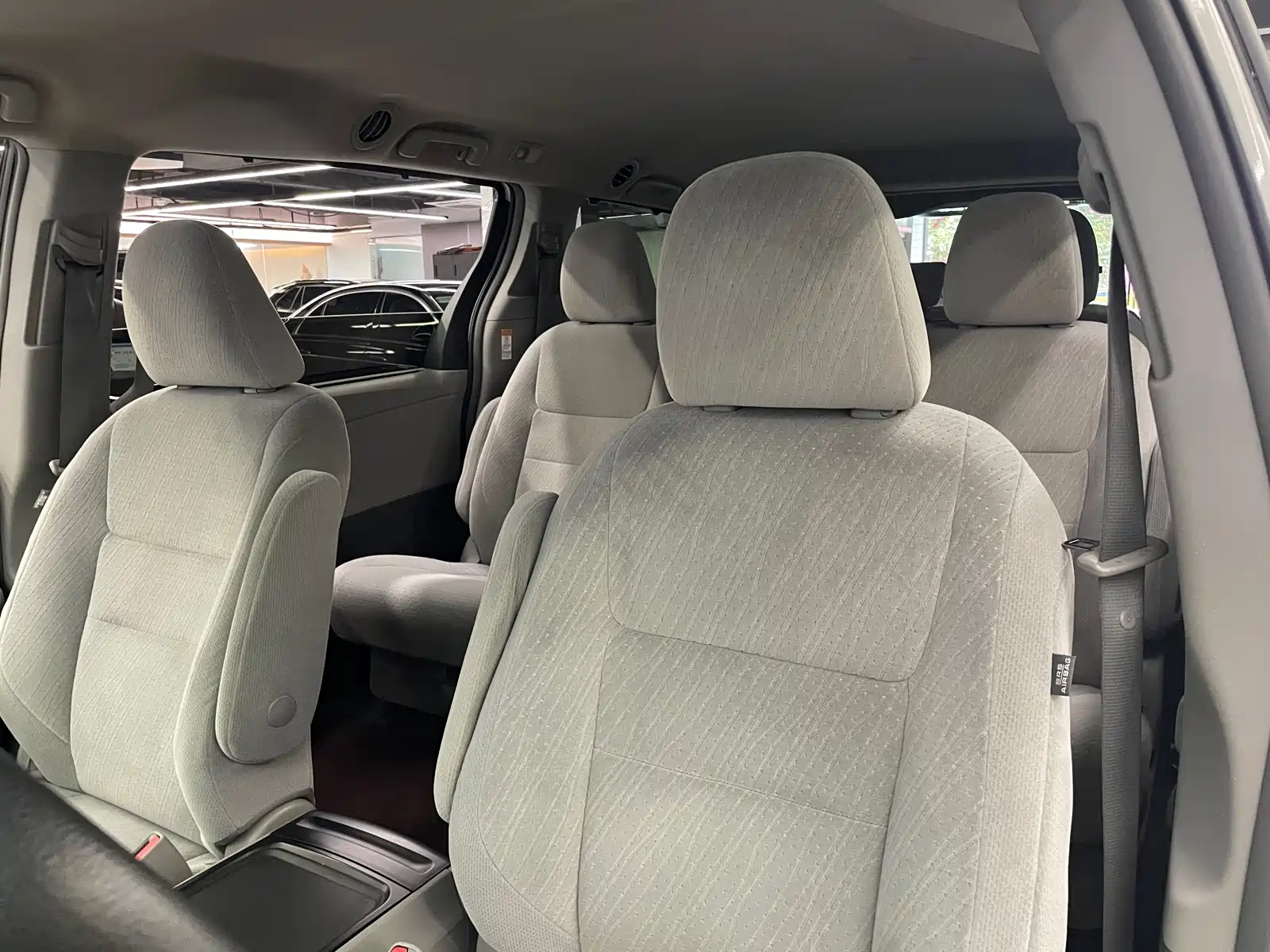 Photo 26 - Toyota Sienna