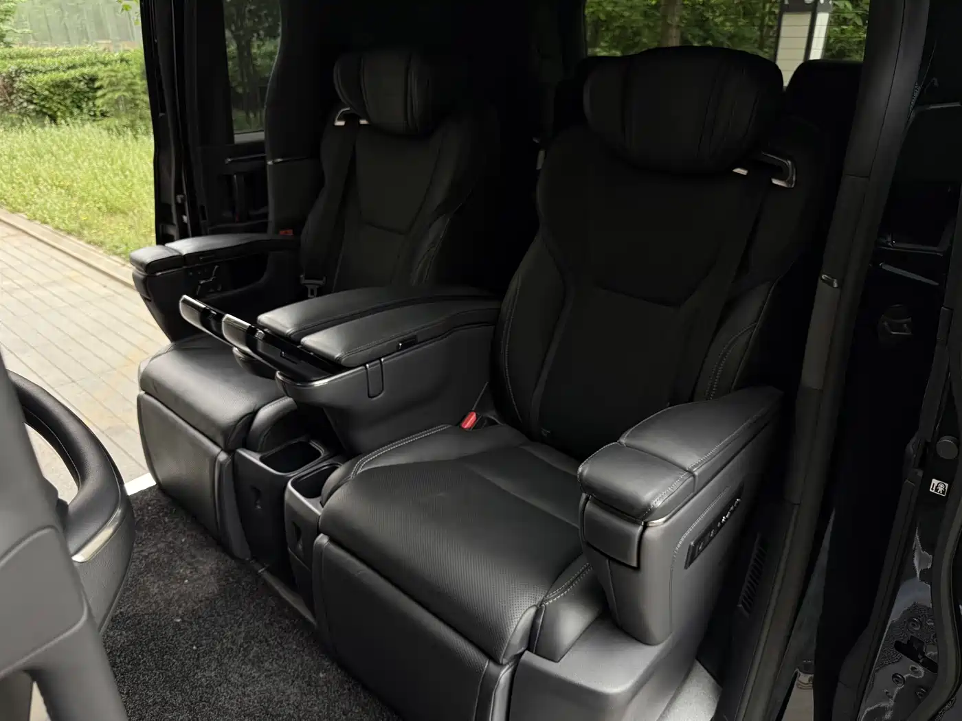 Lexus LM 2023 500h 6-Seater Prestige Edition фото 10