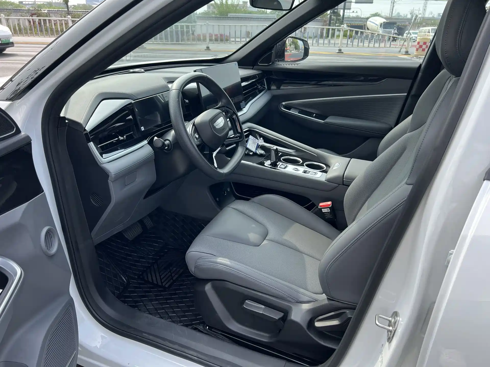 Фото 7 - Geely Atlas