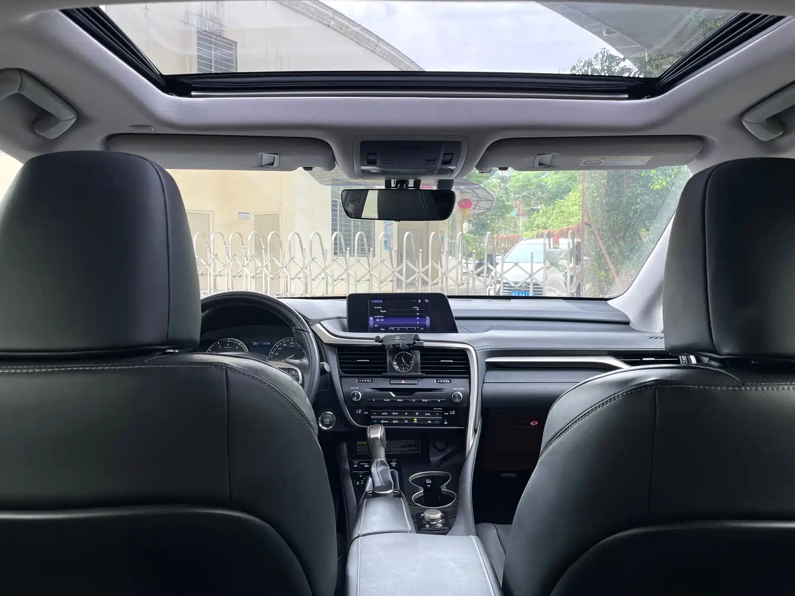 Фото 24 - Lexus RX