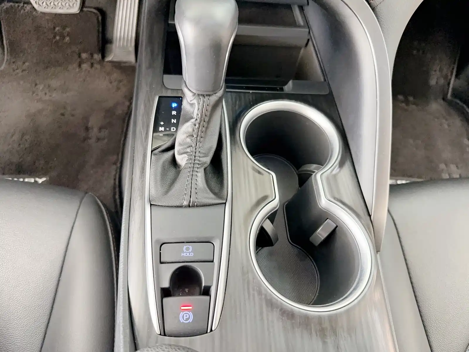 Фото 17 - Toyota Camry